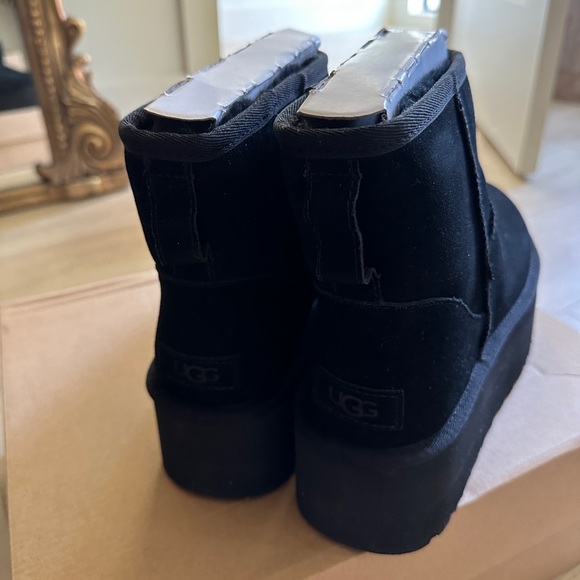 UGG classic mini platform in black size 10 - Picture 2 of 5